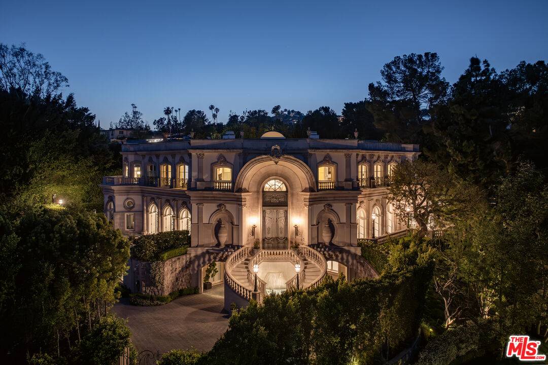 1091 Laurel Way, Beverly Hills, CA 90210