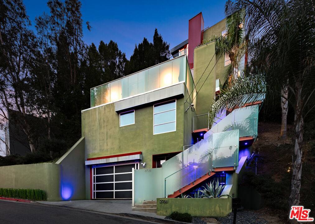 Los Angeles, CA 90068,2738 Rinconia Dr