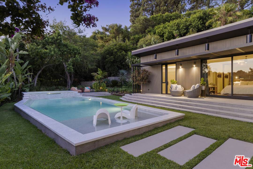 5637 Park Oak Pl, Los Angeles, CA 90068