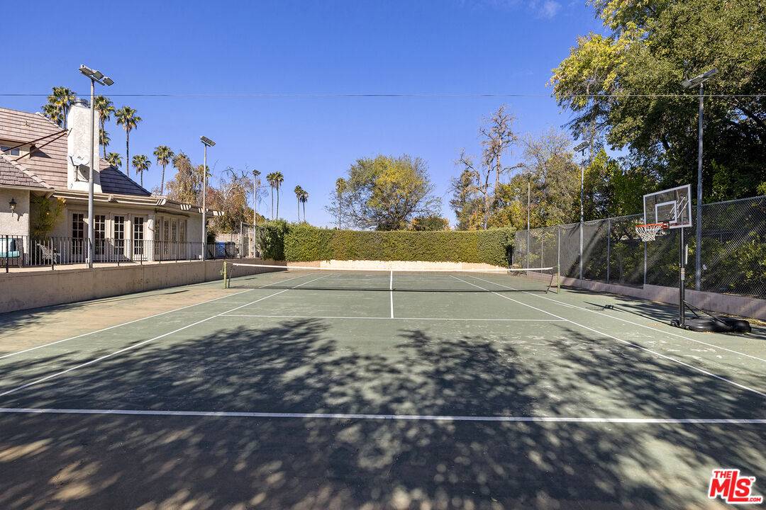 Woodland Hills, CA 91364,5200 Collier Pl