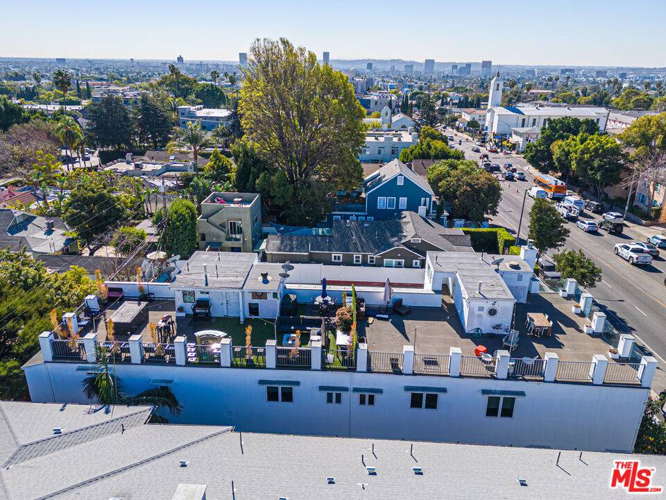 Los Angeles, CA 90046,1336 N Fairfax Ave