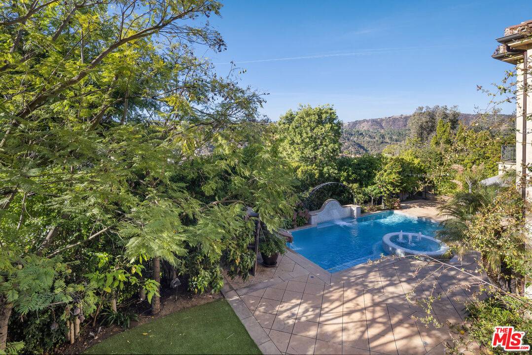 Los Angeles, CA 90077,2157 Ravensfield Ln
