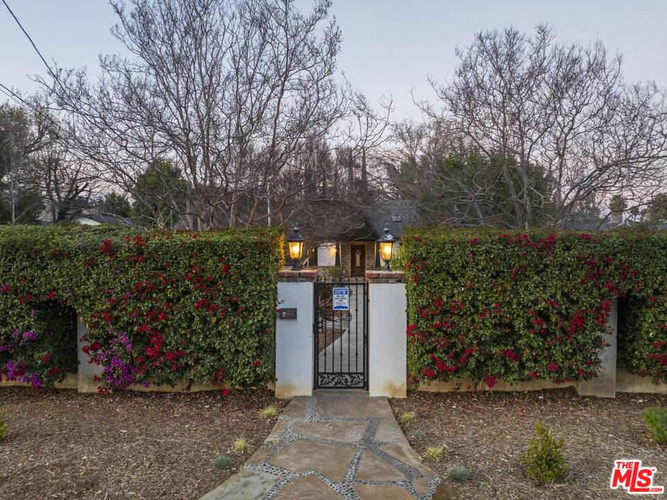 Woodland Hills, CA 91367,22651 Calvert St