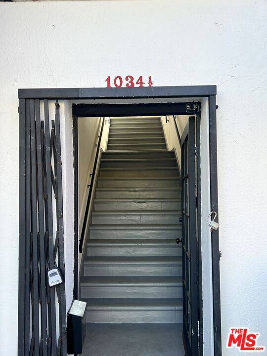Los Angeles, CA 90019,1030 S Fairfax Ave