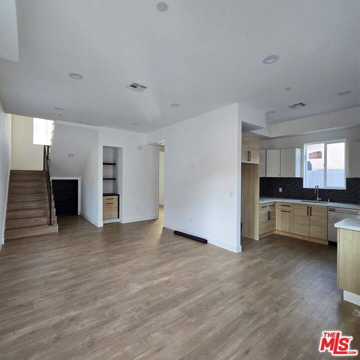 Los Angeles, CA 90016,2109 S West View St
