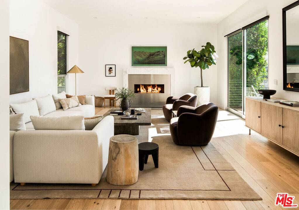 1611 Sunset Plaza Dr, Los Angeles, CA 90069