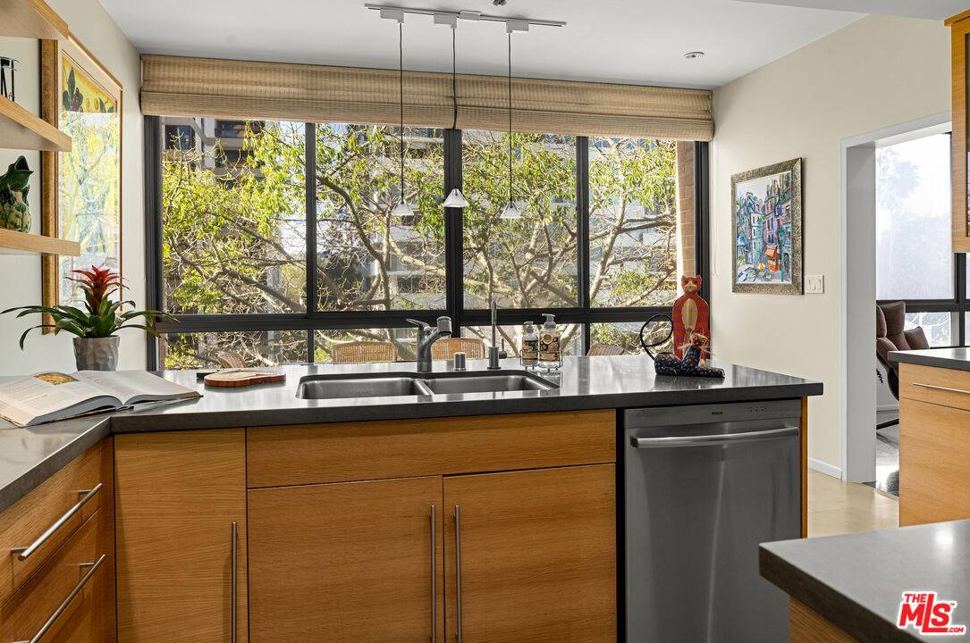 Los Angeles, CA 90024,10430 Wilshire Blvd #302