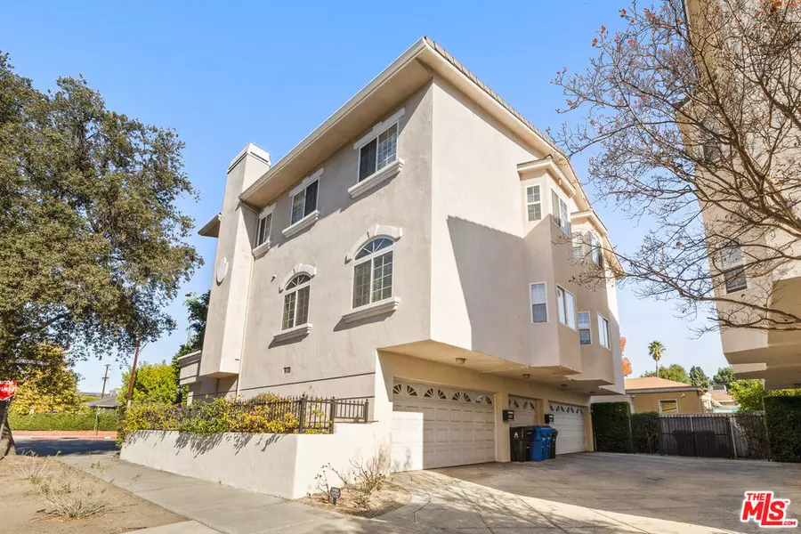 11760 Riverside Dr #2, Valley Village, CA 91607