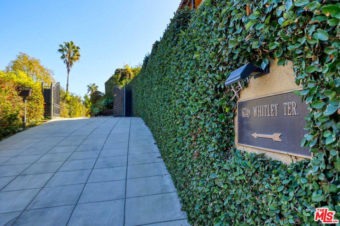 Los Angeles, CA 90068,6749 Whitley Ter