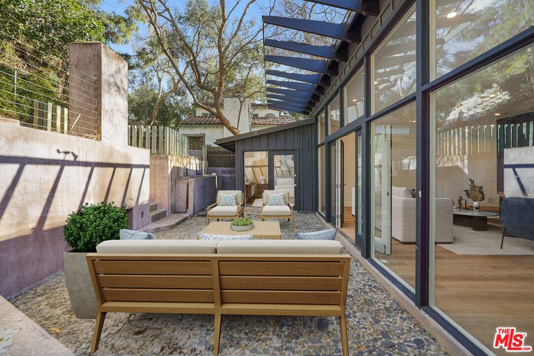 Beverly Hills, CA 90210,1806 Benedict Canyon Dr