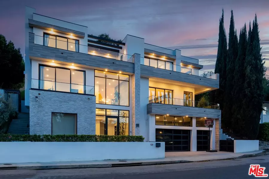 3553 Alana Dr, Sherman Oaks, CA 91403