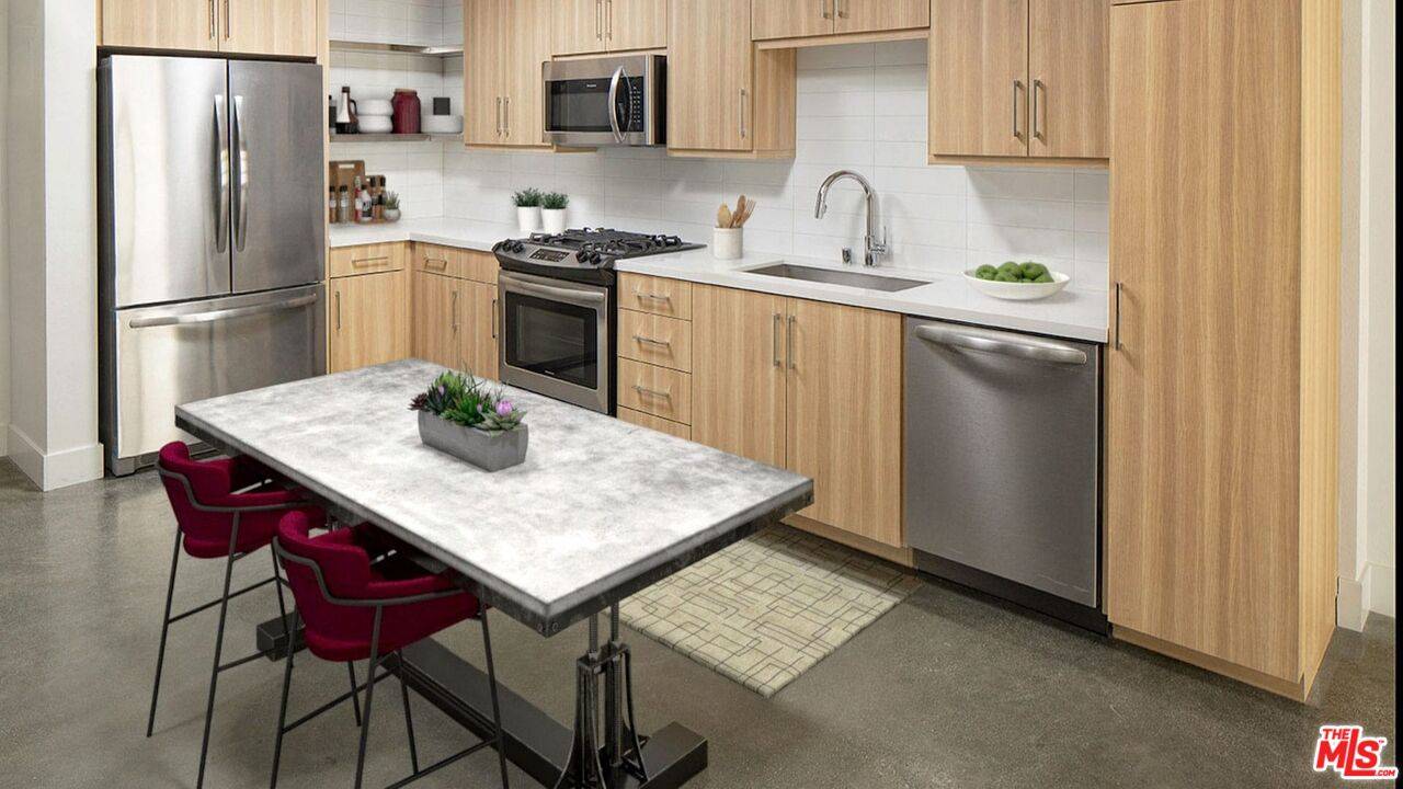 Los Angeles, CA 90013,695 S Santa Fe AVE #261