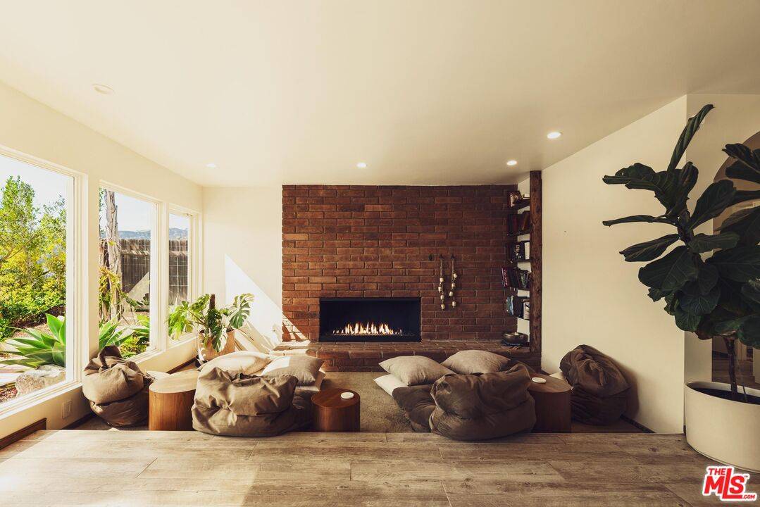 Los Angeles, CA 90049,2533 La Condesa Dr