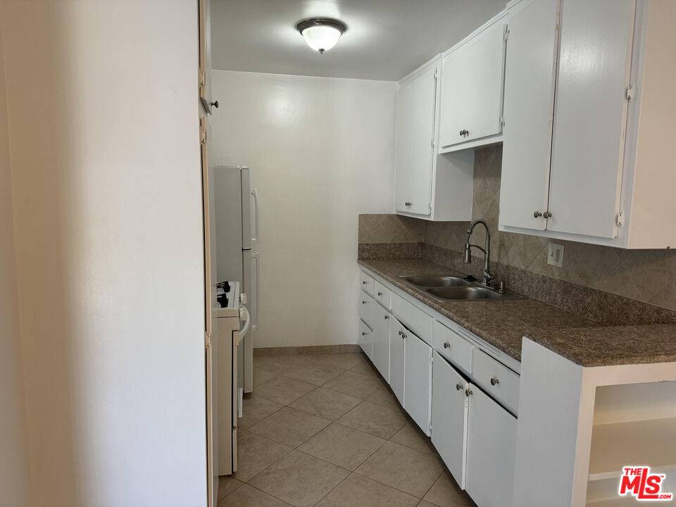 Sherman Oaks, CA 91423,4555 Sylmar Ave #104