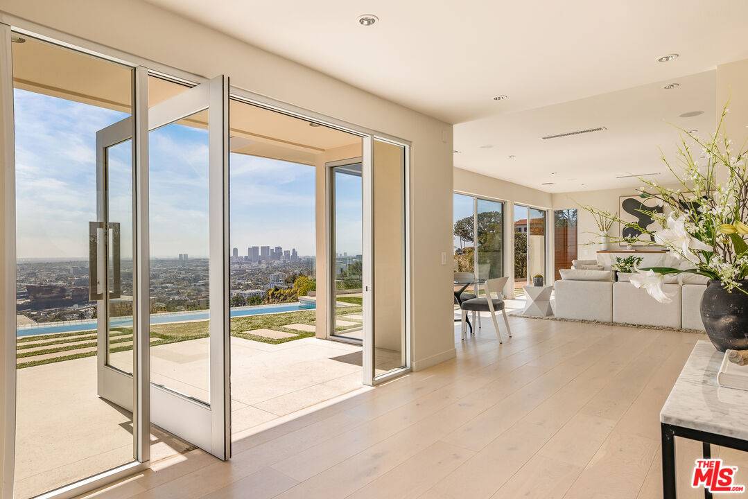 Los Angeles, CA 90069,8515 Hedges Way