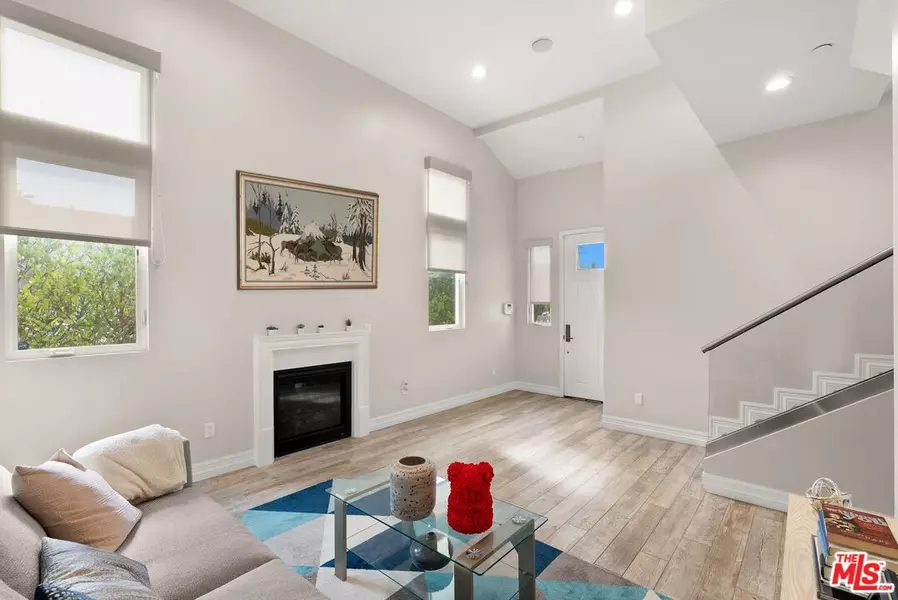11953 Riverside Dr, Valley Village, CA 91607