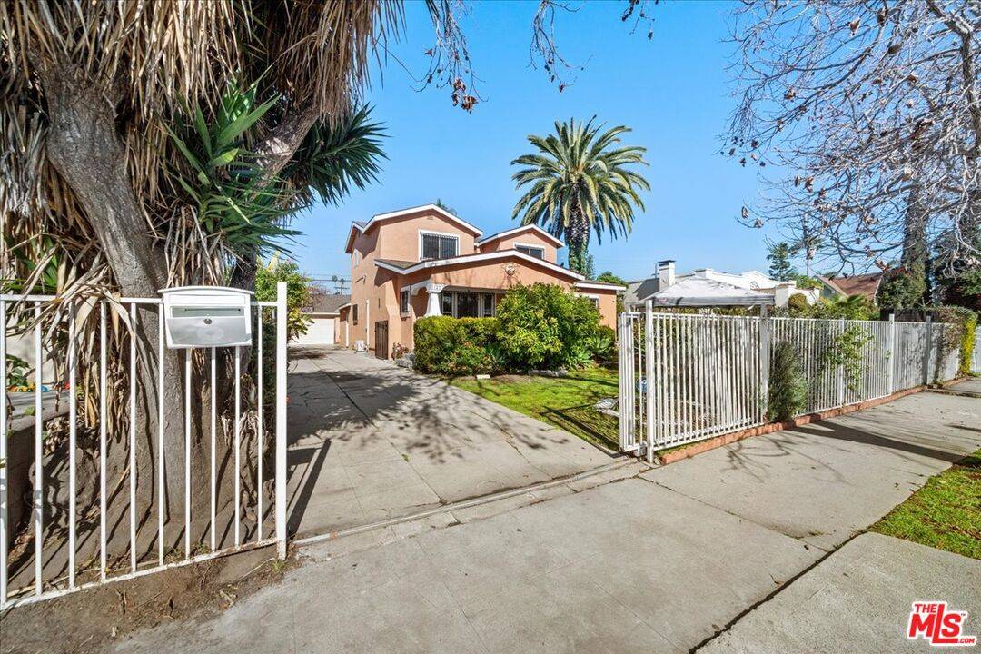 1127 S Lucerne Blvd, Los Angeles, CA 90019