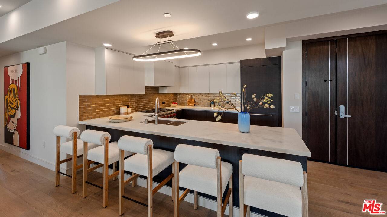 Los Angeles, CA 90049,505 Barrington #302