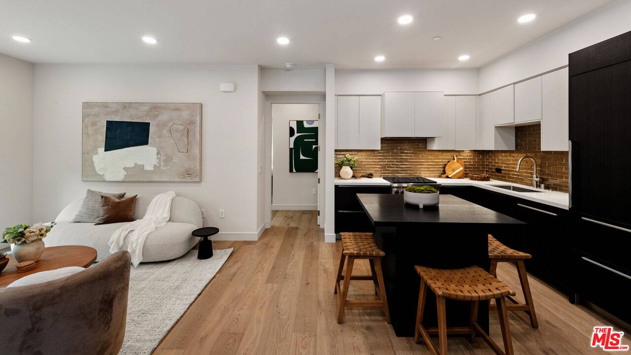505 S Barrington Ave #403, Los Angeles, CA 90049