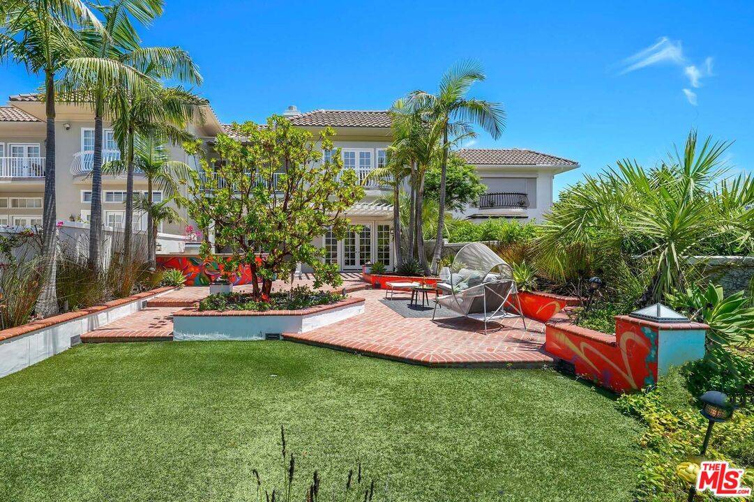 Los Angeles, CA 90049,2305 Canyonback Rd