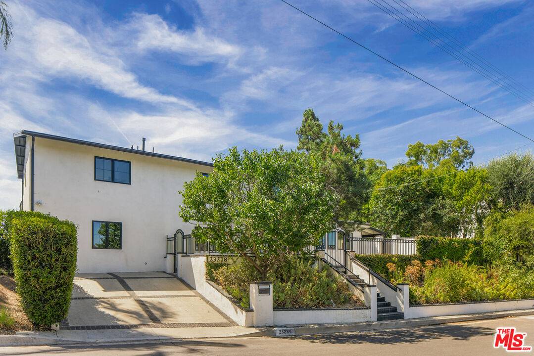 Woodland Hills, CA 91367,23278 Aetna St