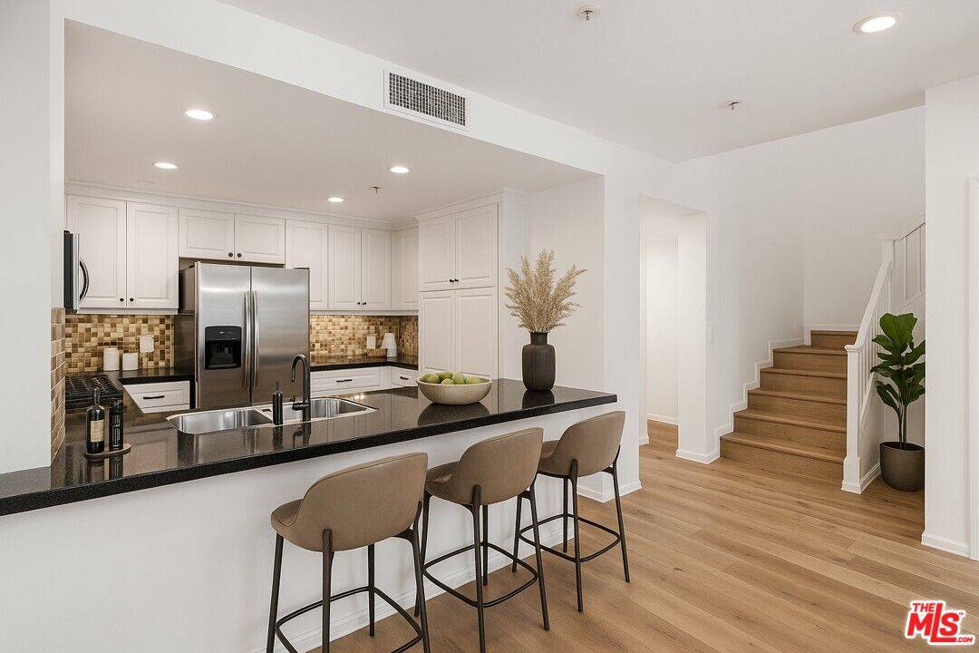 Playa Vista, CA 90094,6020 Seabluff Dr #113