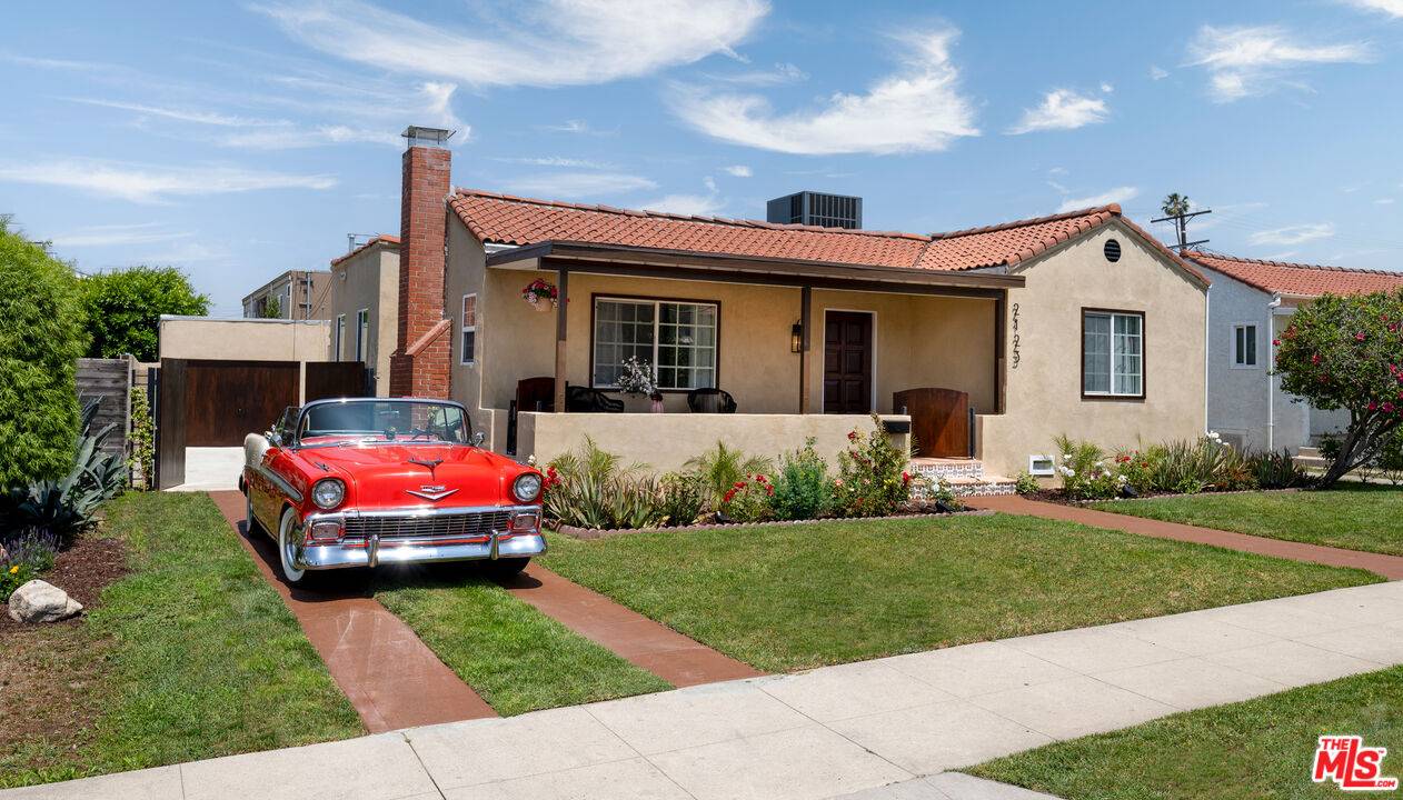 Los Angeles, CA 90016,2123 S Harcourt Ave
