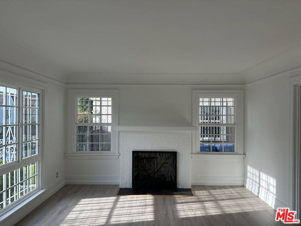 Los Angeles, CA 90004,154 S Manhattan Pl