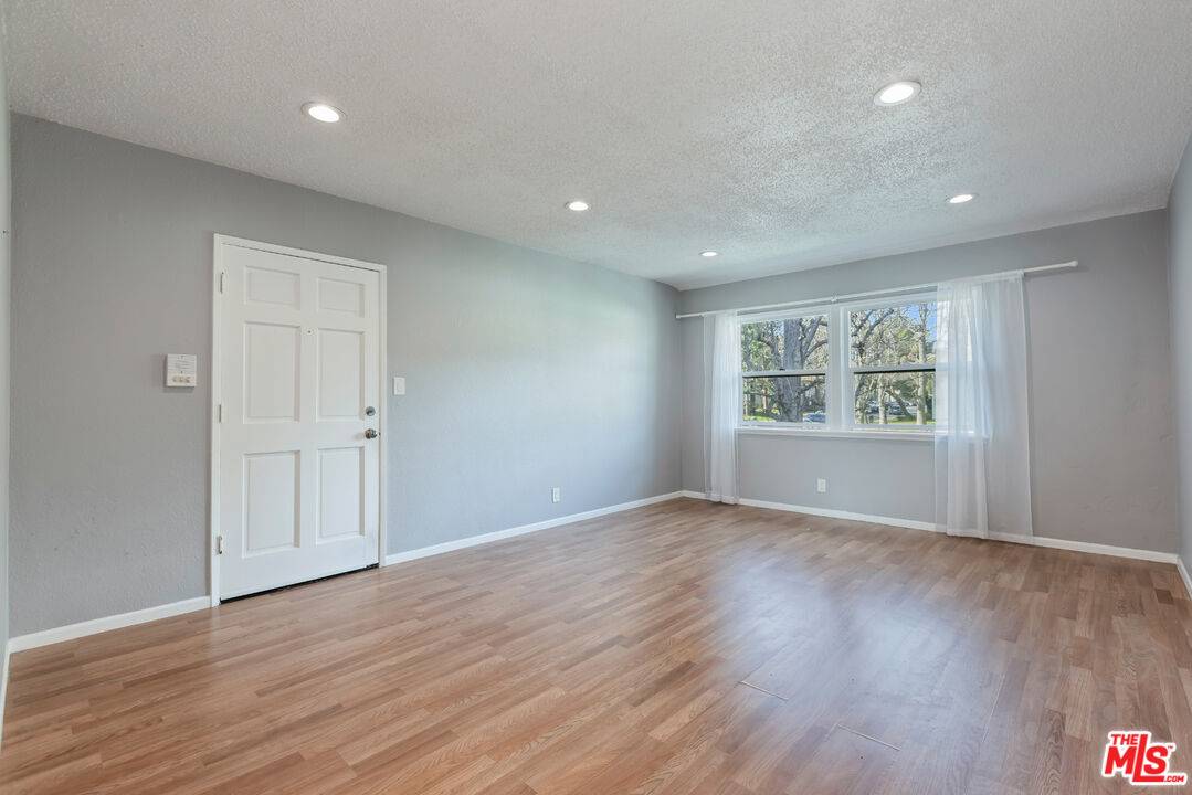 Los Angeles, CA 90016,5830 Bowcroft St #4