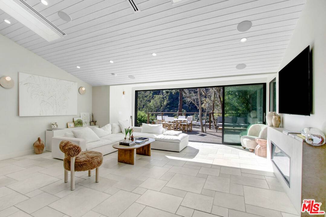 Los Angeles, CA 90077,1845 Calgary Ln
