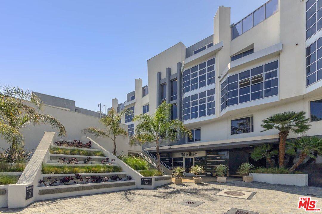 171 N Church Ln #209, Los Angeles, CA 90049
