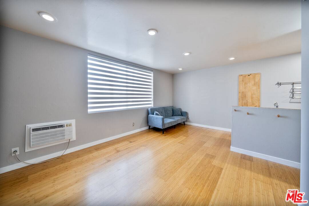 Los Angeles, CA 90020,320 S Ardmore Ave #235