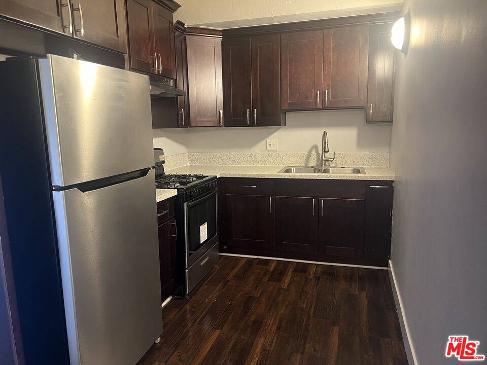Los Angeles, CA 90038,5704 La Mirada Ave #2