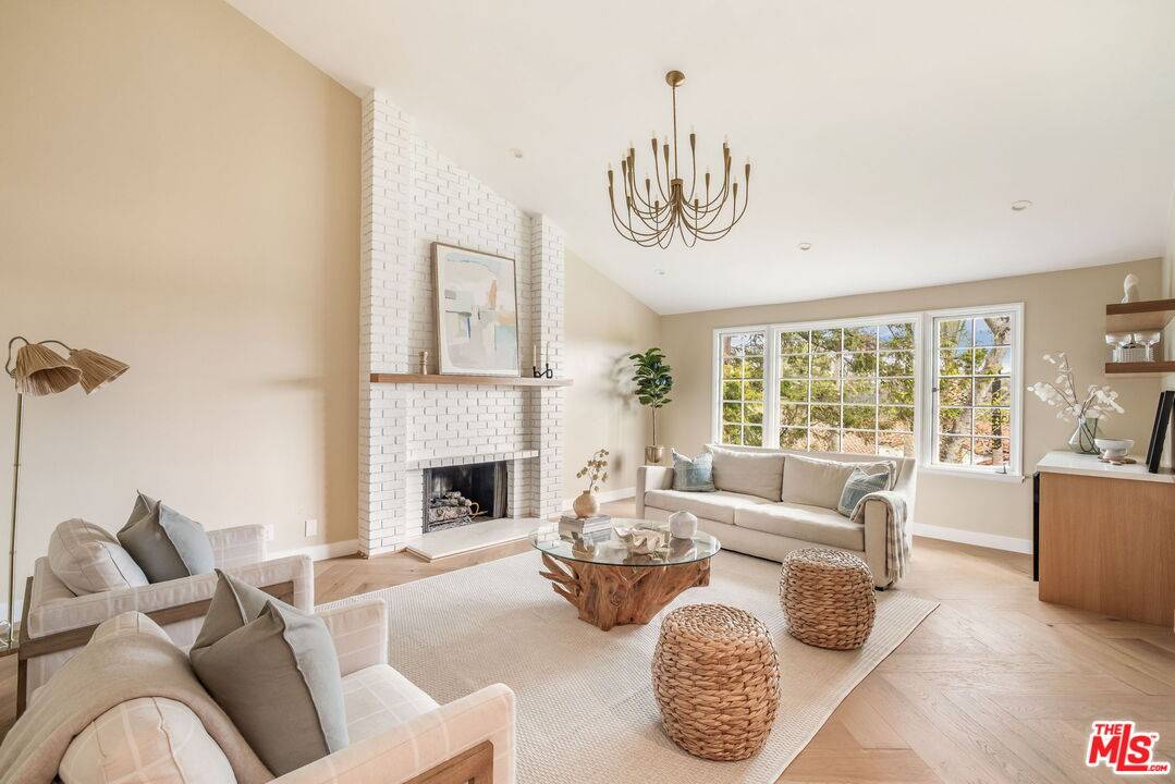 17481 Tramonto Dr, Pacific Palisades, CA 90272