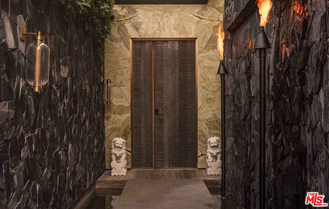 Los Angeles, CA 90046,1851 N Stanley Ave
