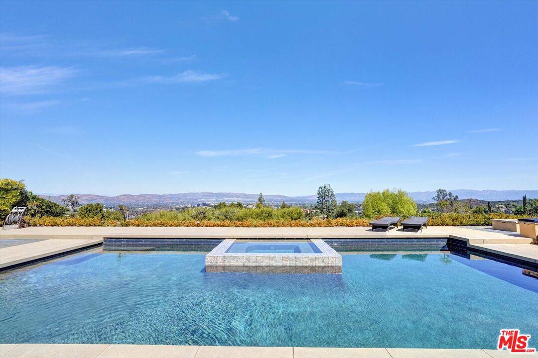 21749 Planewood Dr, Woodland Hills, CA 91364