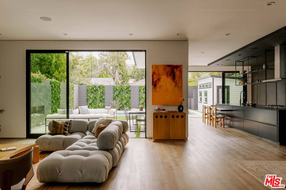 Sherman Oaks, CA 91423,14058 Davana Ter