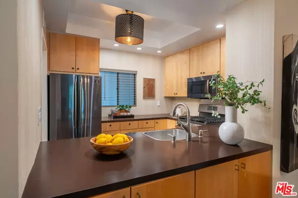 Los Angeles, CA 90068,3480 Barham Blvd #218
