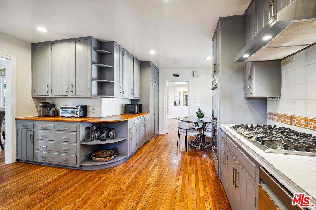 Los Angeles, CA 90077,1323 Roscomare Rd