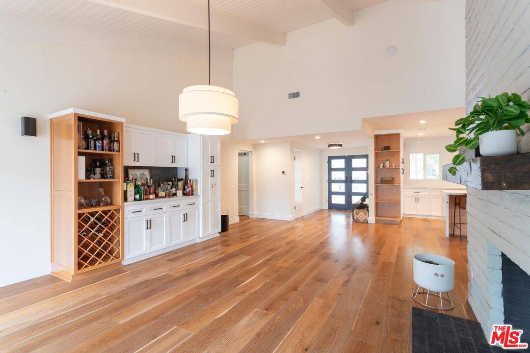 Woodland Hills, CA 91367,23721 Mariano St