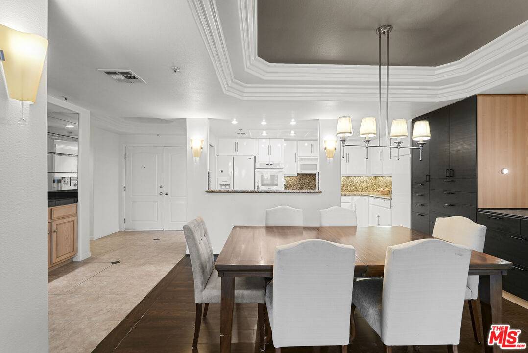 Encino, CA 91316,5224 Zelzah Ave #207