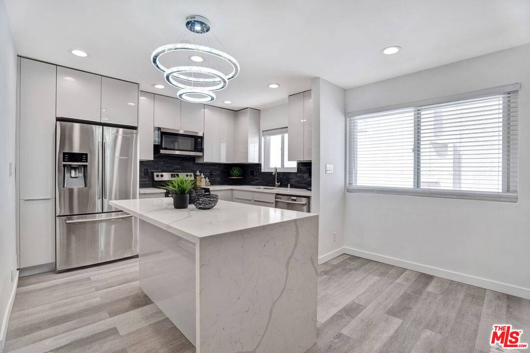 Los Angeles, CA 90024,10614 Eastborne Ave #203