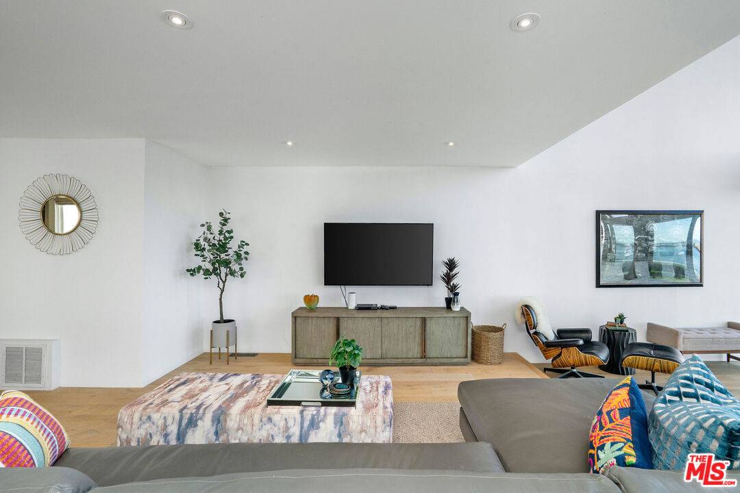 Marina Del Rey, CA 90292,5515 Pacific Ave #1
