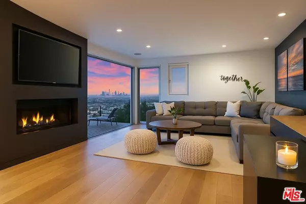 Los Angeles, CA 90069,8404 Franklin Ave