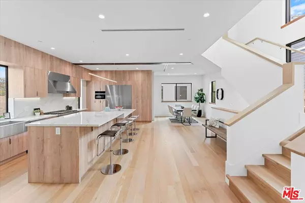 2108 Barry Ave, Los Angeles, CA 90025