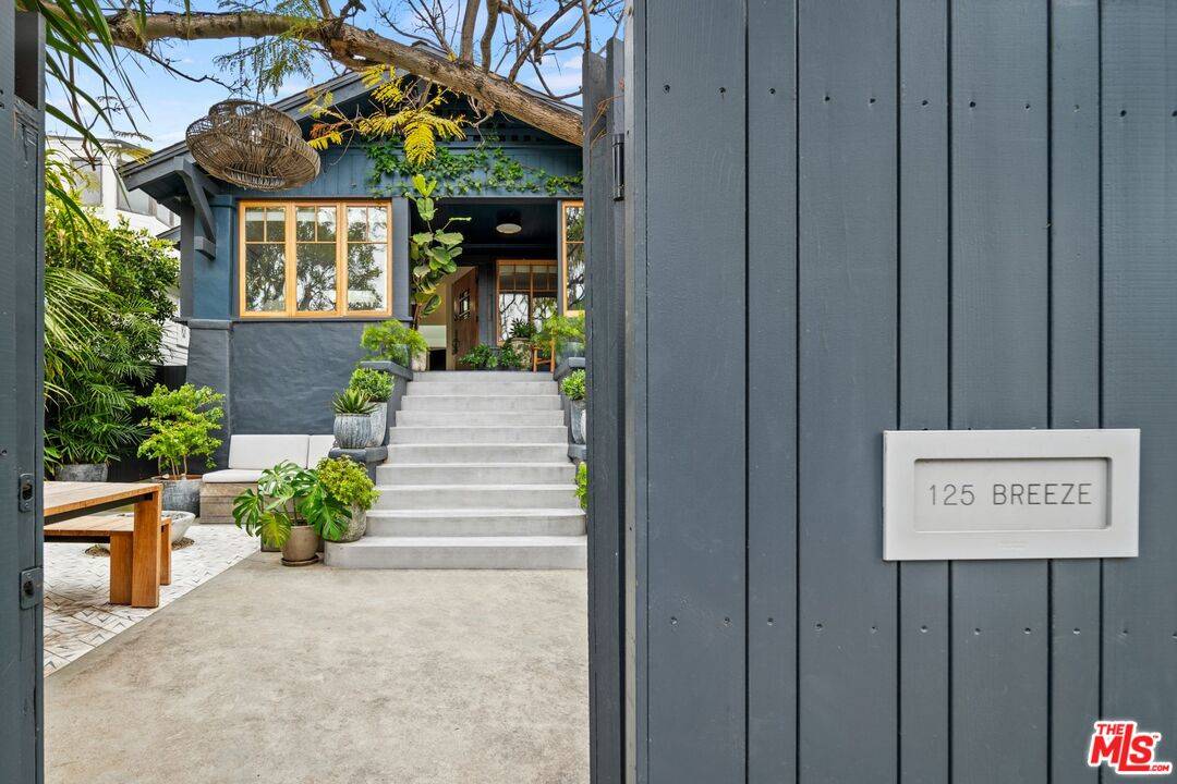 125 Breeze Ave,  Venice,  CA 90291