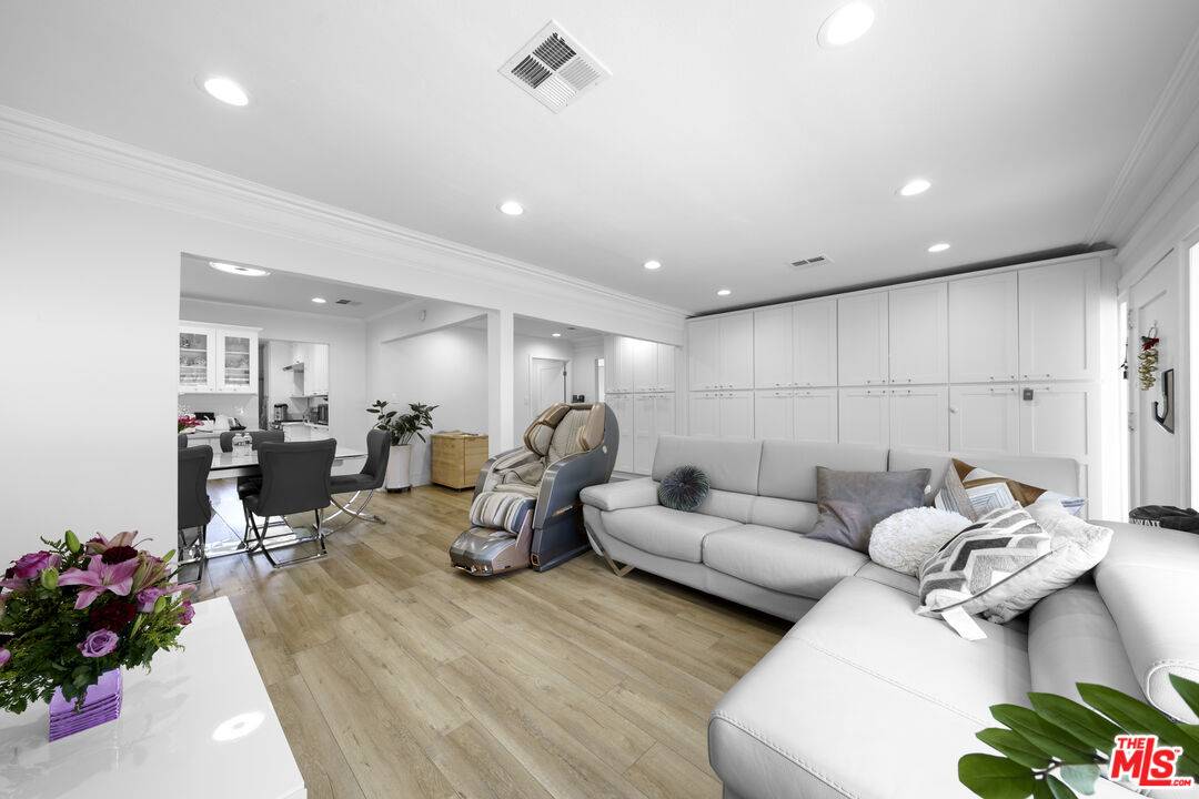 Los Angeles, CA 90019,1051 5th Ave