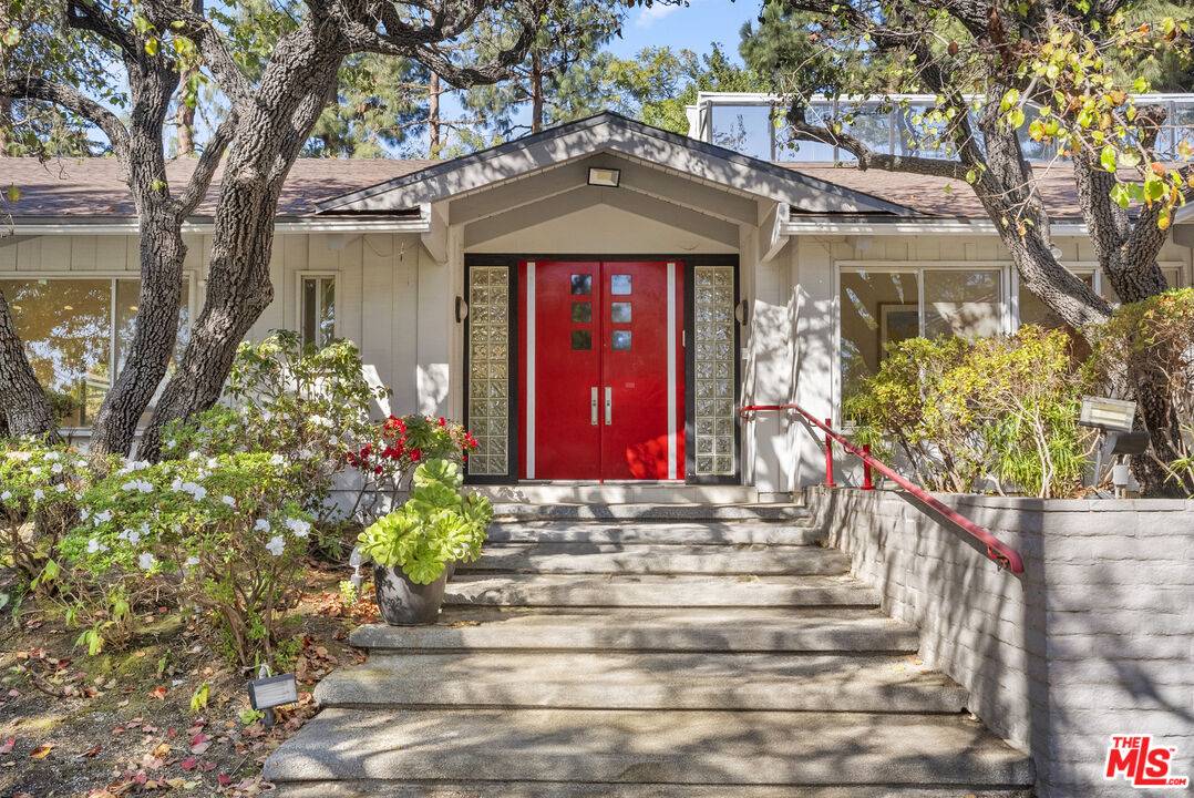 811 N Hillcrest Rd, Beverly Hills, CA 90210