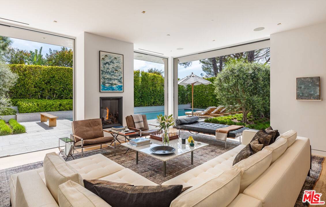 Beverly Hills, CA 90210,9011 Alto Cedro Dr