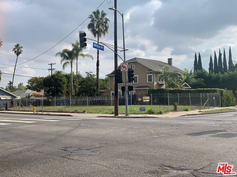 Los Angeles, CA 90004,250 N Wilton Pl